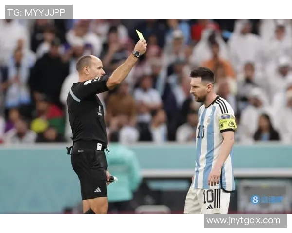 哪个足球明星因判罚争议而引发热议成为焦点人物的背后故事