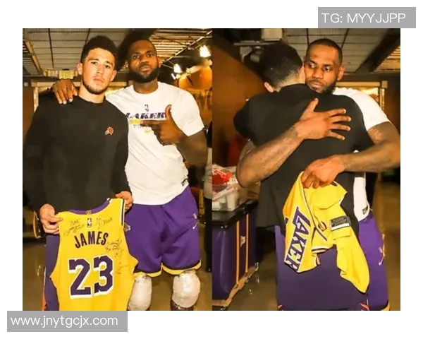 布克与足球明星亲密合影展现运动员友谊与激情的精彩瞬间 布克与足球明星亲密合影展现运动员友谊与激情的精彩瞬间