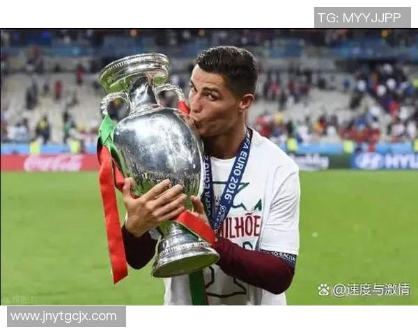 C罗足球明星的粉丝如何追随偶像的足迹与激情之旅 C罗足球明星的粉丝如何追随偶像的足迹与激情之旅