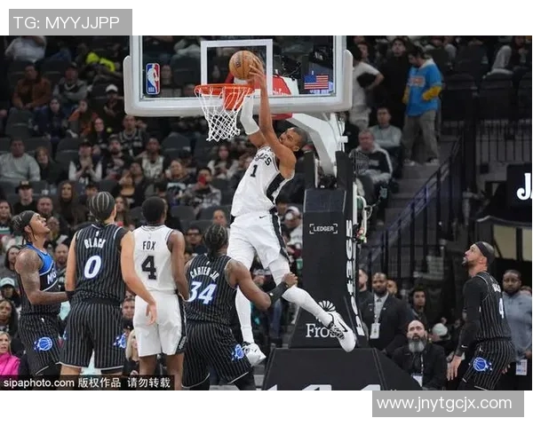 勇士与马刺激战正酣NBA赛场精彩瞬间回顾与分析 勇士与马刺激战正酣NBA赛场精彩瞬间回顾与分析