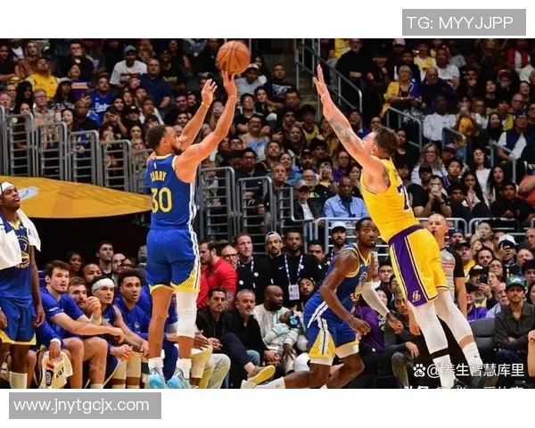 湖人逆转热火精彩对决展现球队韧性与战术智慧的巅峰之战 湖人逆转热火精彩对决展现球队韧性与战术智慧的巅峰之战